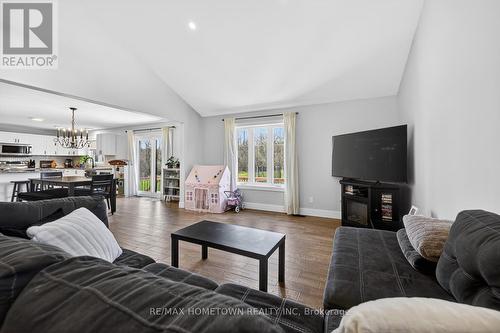 7208 Stevenson Road, Elizabethtown-Kitley, ON - Indoor Photo Showing Living Room