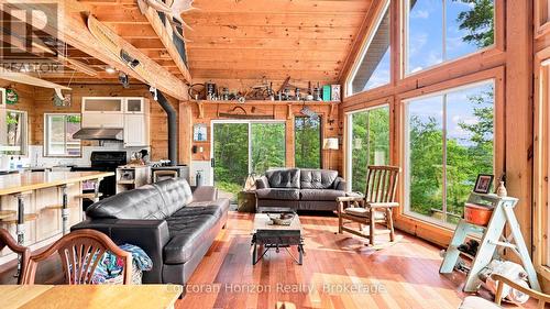 1316 Wahta #2 Road S, Georgian Bay (Gibson), ON - Indoor Photo Showing Living Room