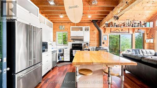1316 Wahta #2 Road S, Georgian Bay (Gibson), ON - Indoor Photo Showing Kitchen