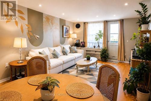 912 - 6720 Glen Erin Drive, Mississauga, ON - Indoor Photo Showing Living Room