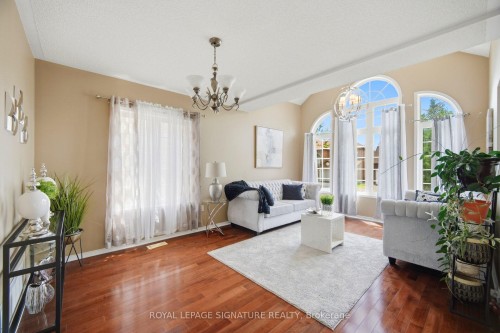 34 Nina Place N, Brampton, ON - Indoor Photo Showing Living Room
