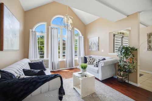 34 Nina Place N, Brampton, ON - Indoor Photo Showing Living Room
