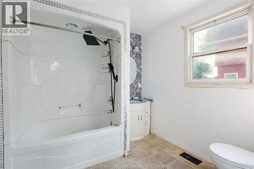 371 Laporte, Windsor, ON - Indoor Photo Showing Bathroom