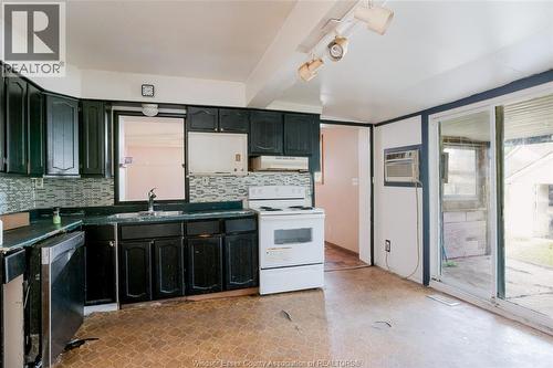 371 Laporte, Windsor, ON - Indoor Photo Showing Kitchen