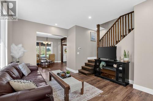 73.5 Hughes Street, St. Thomas, ON - Indoor Photo Showing Living Room