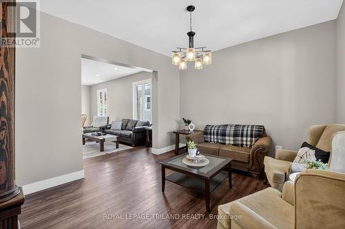 73.5 Hughes Street, St. Thomas, ON - Indoor Photo Showing Living Room