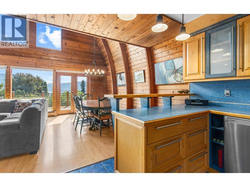 5261 Lakeshore Road Ne, Salmon Arm, BC - Indoor