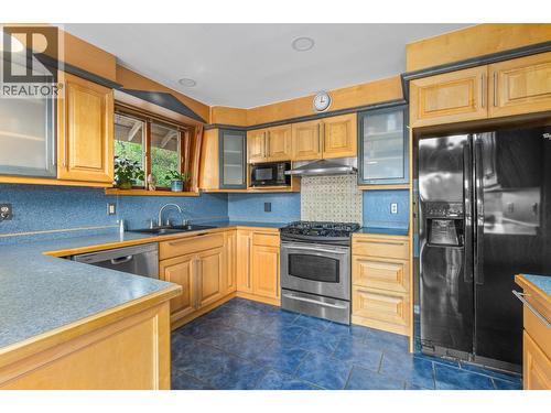 5261 Lakeshore Road Ne, Salmon Arm, BC - Indoor Photo Showing Kitchen With Double Sink