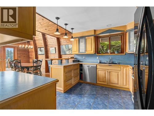 5261 Lakeshore Road Ne, Salmon Arm, BC - Indoor