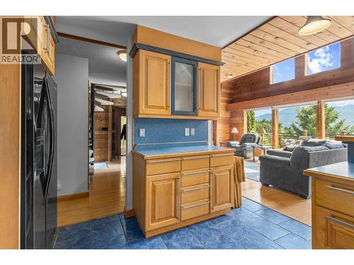 5261 Lakeshore Road Ne, Salmon Arm, BC - Indoor