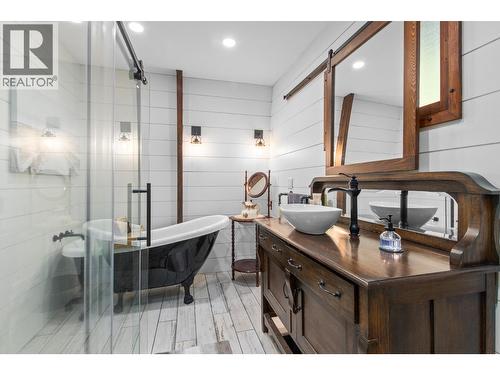 5261 Lakeshore Road Ne, Salmon Arm, BC - Indoor Photo Showing Bathroom