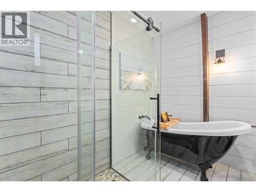 5261 Lakeshore Road Ne, Salmon Arm, BC - Indoor Photo Showing Bathroom