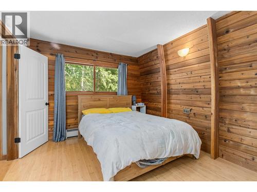 5261 Lakeshore Road Ne, Salmon Arm, BC - Indoor Photo Showing Bedroom