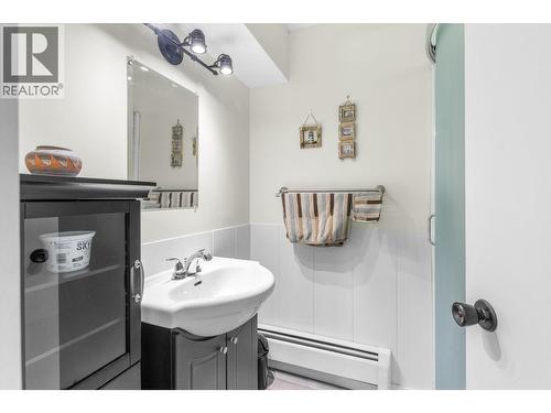 5261 Lakeshore Road Ne, Salmon Arm, BC - Indoor Photo Showing Bathroom