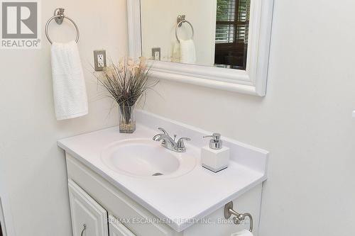 401 - 2263 Marine Drive, Oakville, ON - Indoor Photo Showing Bathroom