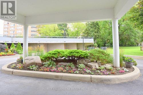 401 - 2263 Marine Drive, Oakville, ON - Outdoor