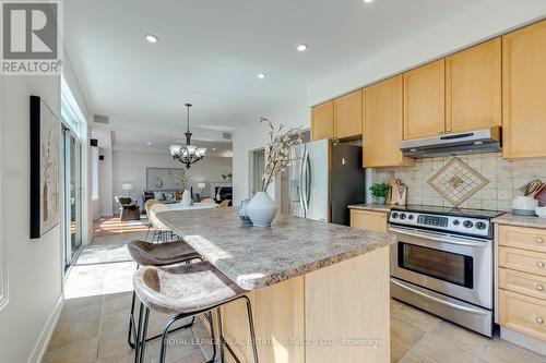 2116 Blackforest Crescent, Oakville, ON - Indoor Photo Showing Kitchen With Upgraded Kitchen