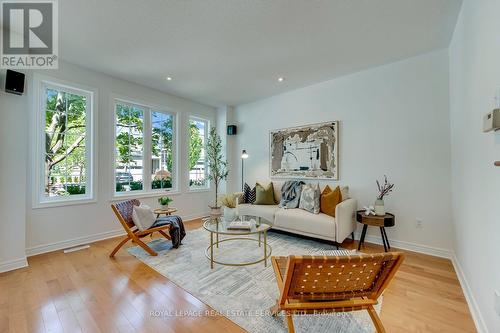 2116 Blackforest Crescent, Oakville, ON - Indoor Photo Showing Living Room