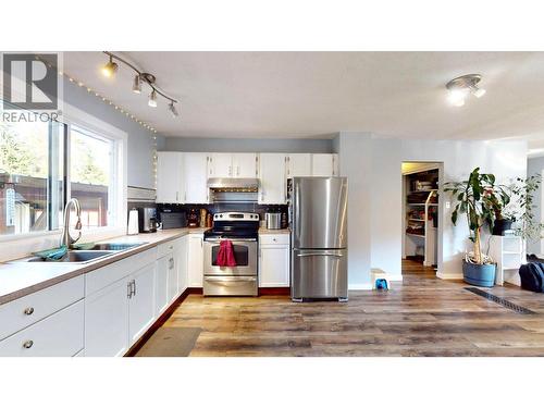 2405 Arbutus Street, Elkford, BC - Indoor Photo Showing Kitchen With Double Sink