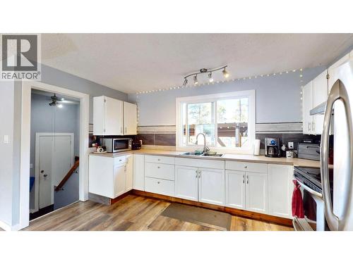 2405 Arbutus Street, Elkford, BC - Indoor Photo Showing Kitchen With Double Sink