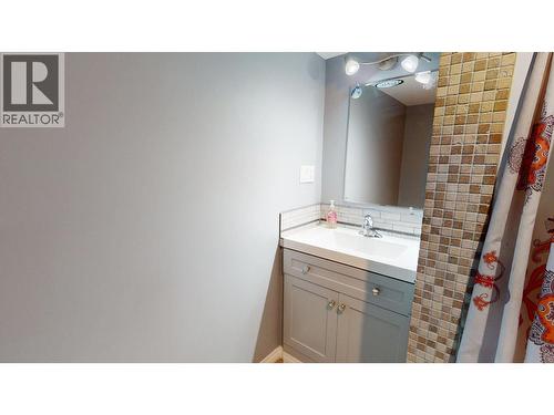 2405 Arbutus Street, Elkford, BC - Indoor Photo Showing Bathroom