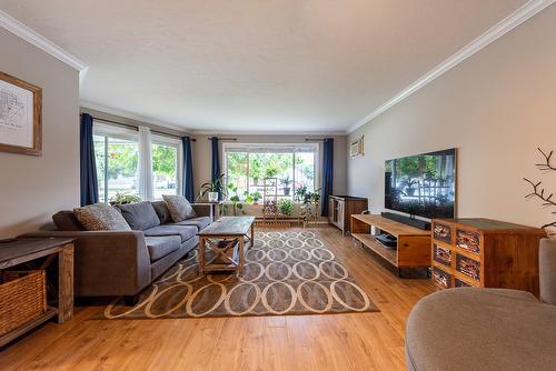 101-62 Dauphin Avenue, Penticton, BC - Indoor Photo Showing Living Room