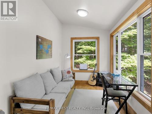 1091 Mcarthur Point Road, Lake Of Bays, ON - Indoor Photo Showing Living Room