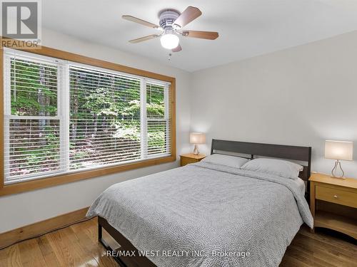 1091 Mcarthur Point Road, Lake Of Bays, ON - Indoor Photo Showing Bedroom
