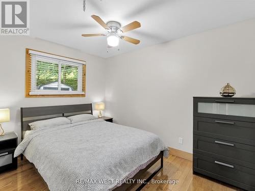 1091 Mcarthur Point Road, Lake Of Bays, ON - Indoor Photo Showing Bedroom