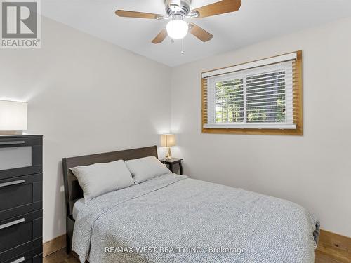 1091 Mcarthur Point Road, Lake Of Bays, ON - Indoor Photo Showing Bedroom