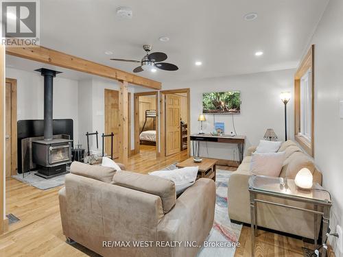 1091 Mcarthur Point Road, Lake Of Bays, ON - Indoor Photo Showing Living Room