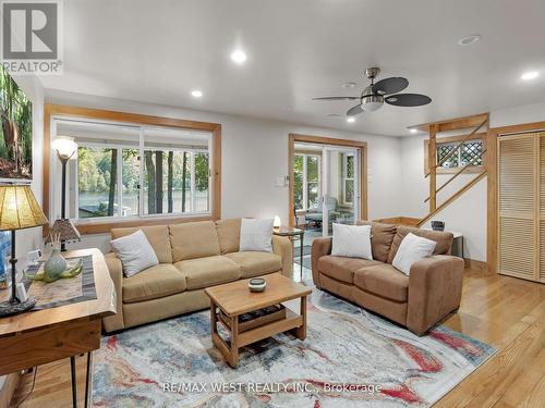 1091 Mcarthur Point Road, Lake Of Bays, ON - Indoor Photo Showing Living Room