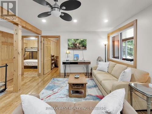 1091 Mcarthur Point Road, Lake Of Bays, ON - Indoor Photo Showing Living Room