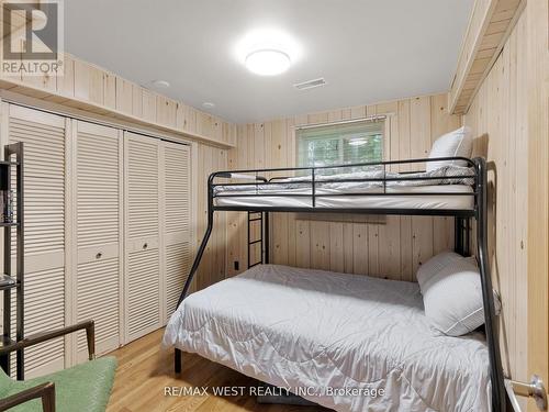 1091 Mcarthur Point Road, Lake Of Bays, ON - Indoor Photo Showing Bedroom