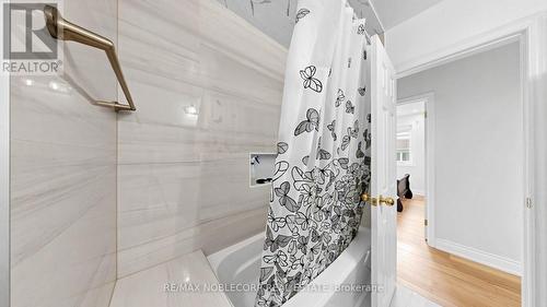 95 Snowood Court, Toronto, ON - Indoor Photo Showing Bathroom
