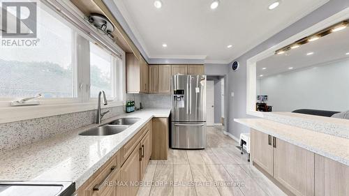 95 Snowood Court, Toronto, ON - Indoor Photo Showing Kitchen With Double Sink With Upgraded Kitchen