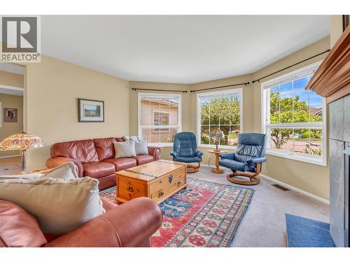 3333 South Main Street Unit# 93, Penticton, BC - Indoor Photo Showing Living Room