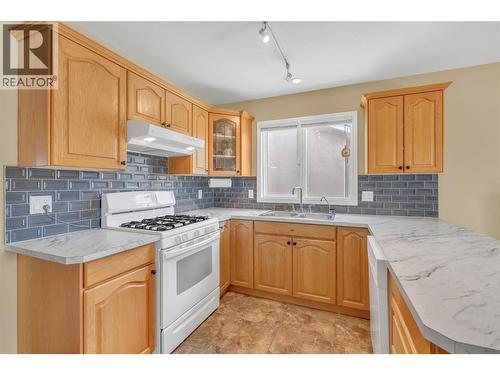 3333 South Main Street Unit# 93, Penticton, BC - Indoor Photo Showing Kitchen