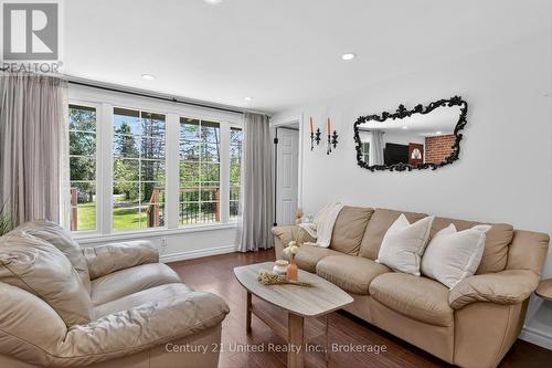 98 Lakeview Cottage Road, Kawartha Lakes (Bexley), ON - Indoor Photo Showing Living Room