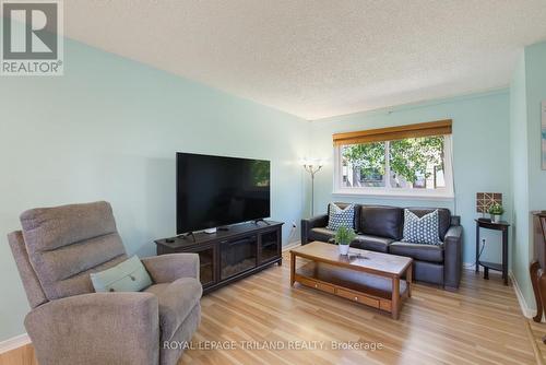 45 - 825 Dundalk Drive, London South (South Q), ON - Indoor Photo Showing Living Room