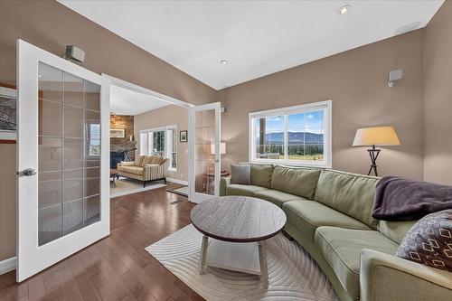 5075 Riverview Road, Fairmont Hot Springs, BC - Indoor Photo Showing Living Room