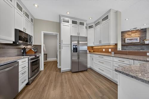 5075 Riverview Road, Fairmont Hot Springs, BC - Indoor Photo Showing Kitchen