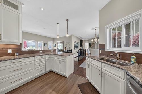 5075 Riverview Road, Fairmont Hot Springs, BC - Indoor Photo Showing Kitchen With Double Sink With Upgraded Kitchen