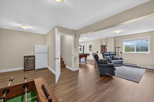 5075 Riverview Road, Fairmont Hot Springs, BC - Indoor Photo Showing Living Room