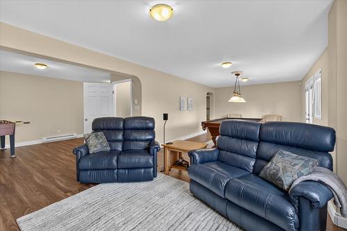 5075 Riverview Road, Fairmont Hot Springs, BC - Indoor Photo Showing Living Room