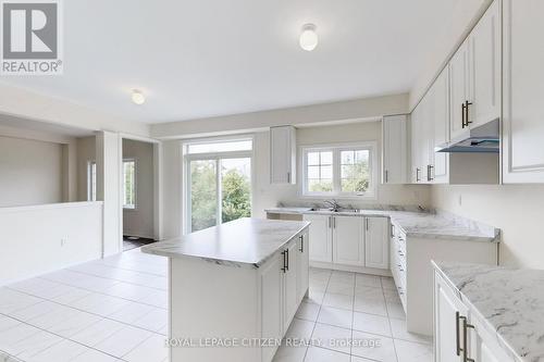 123 Cliff Thompson Crescent, Georgina, ON - Indoor Photo Showing Kitchen With Double Sink