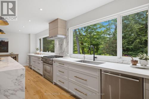 11 Regency Court, Oakville, ON - Indoor Photo Showing Kitchen