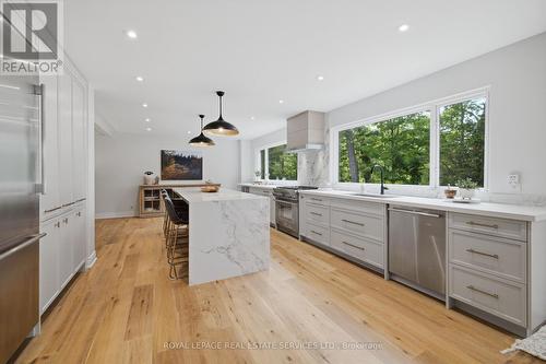 11 Regency Court, Oakville, ON - Indoor Photo Showing Kitchen With Upgraded Kitchen