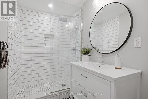 11 Regency Court, Oakville, ON - Indoor Photo Showing Bathroom