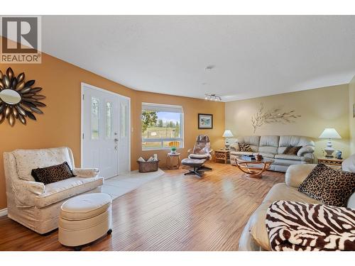 535 Curtis Road, Kelowna, BC - Indoor Photo Showing Living Room